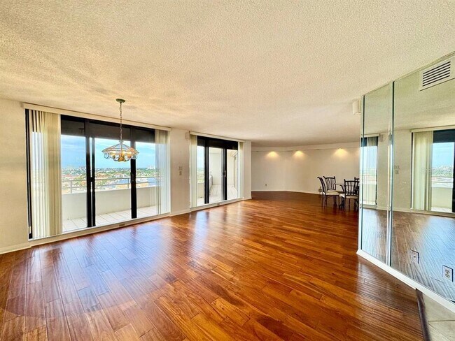 Foto del edificio - 5950 Pelican Bay Plaza S