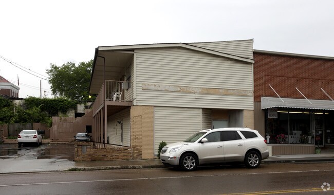 Building Photo - 162 E Race St