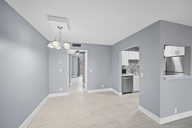 Building Photo - 436 Fanshaw K