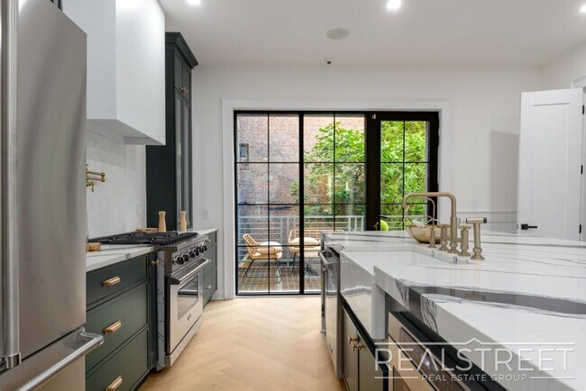 Foto del edificio - Magnificant Single Family Townhouse for Re...