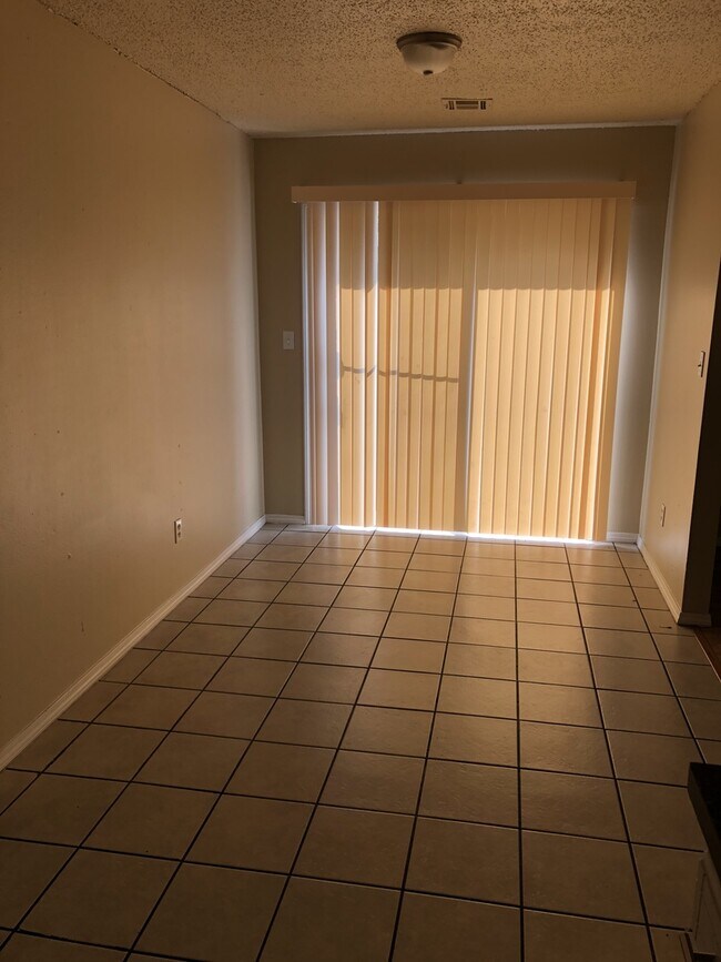 Building Photo - UPDATED DUPLEX NEAR I-240 CORRIDOR!