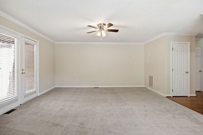Foto del edificio - Beautiful End-Unit Townhome with Fresh Updates in Convenient Raleigh Location!