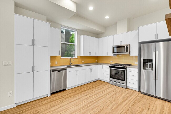 Building Photo - $2,895.00, 3 bedrooms, 3.5 baths, located ...