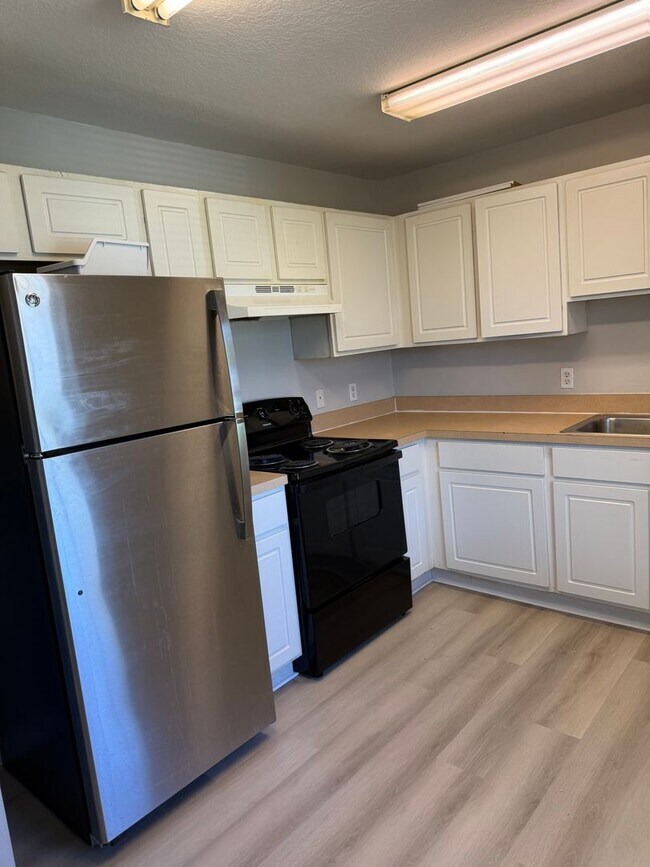 Building Photo - 3 Bed / 1 Bath Unit Available for Rent!