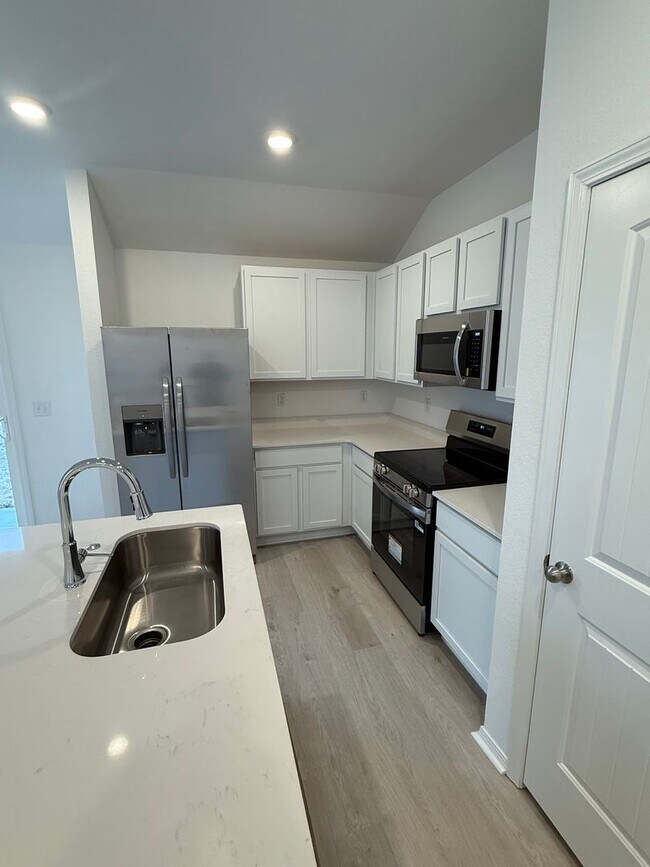 Foto del edificio - *Save 50% off First Month's Rent + NO HIDDEN FEES!* Brand New Three Bedroom | Two Bathroom Home i...