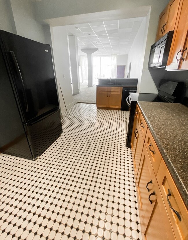 Building Photo - Two Bedroom, Two & Half Baths in Downtown