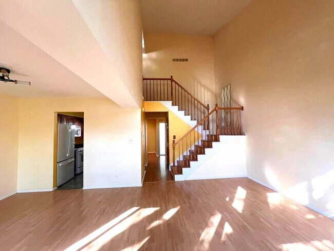 Building Photo - 823 Gladstone Dr