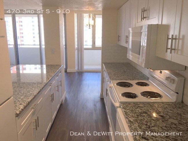 Building Photo - 470 3rd St S