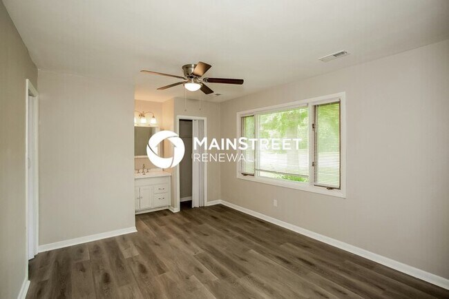 Foto del edificio - 3 Bedroom Pet-Friendly Home in Indianapolis, IN with Main Street Renewal