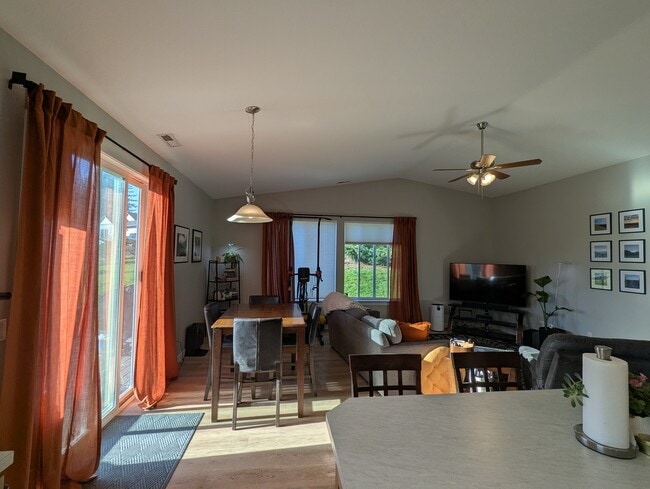 Building Photo - 342 Helens Ln