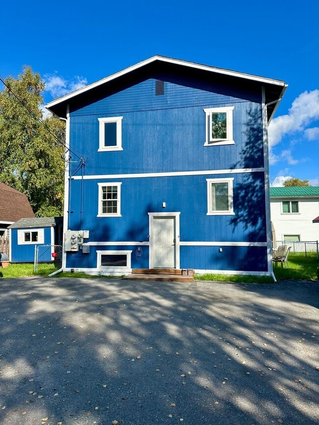 Building Photo - 910 4th Ave