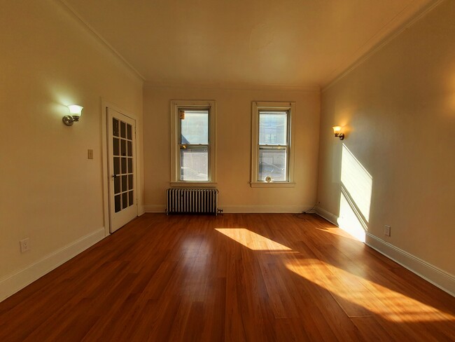 Living room - 166 Saint Pauls Ave