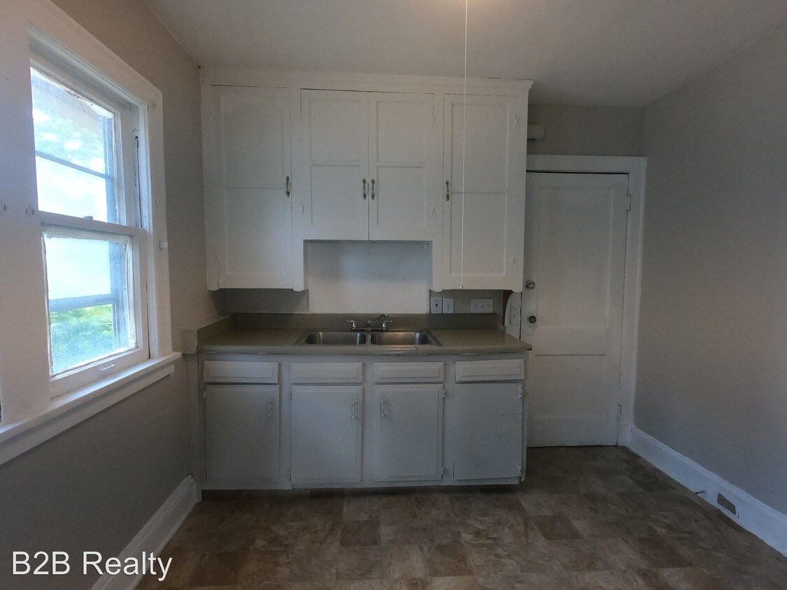 Primary Photo - 2 br, 1 bath Apartment - 3102 W 111th St