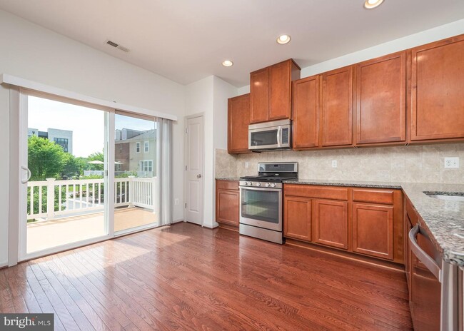 Building Photo - 252 Hemingway Dr