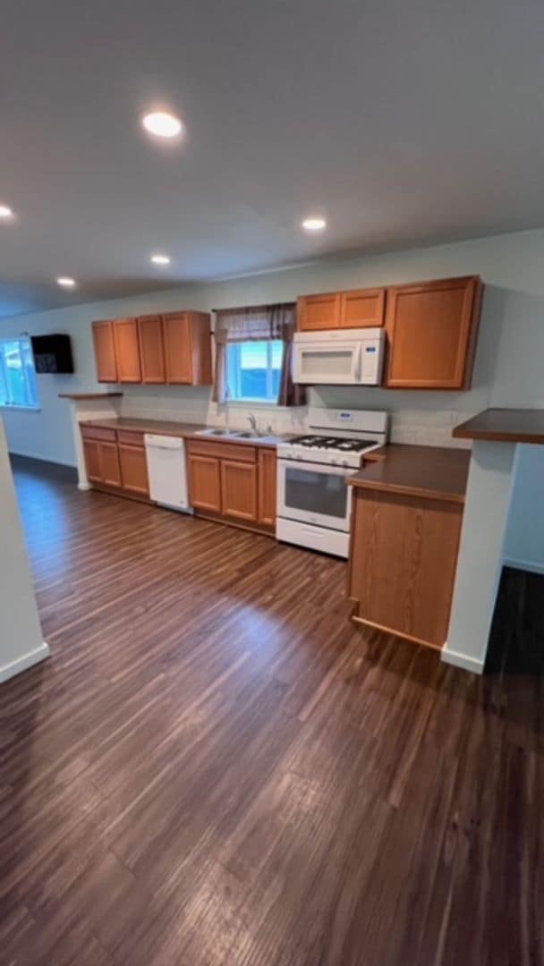 Building Photo - Beautiful 5-bedroom, 2-bath duplex!