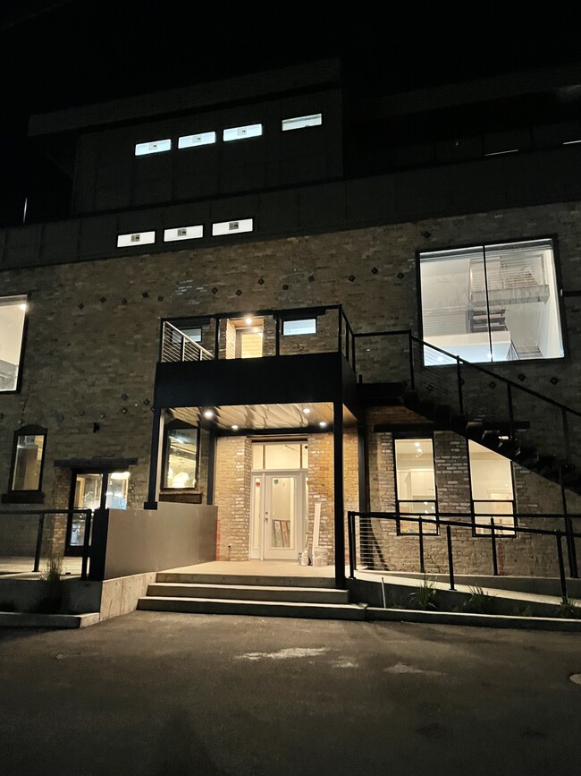 Building Photo - 231 S Edison St