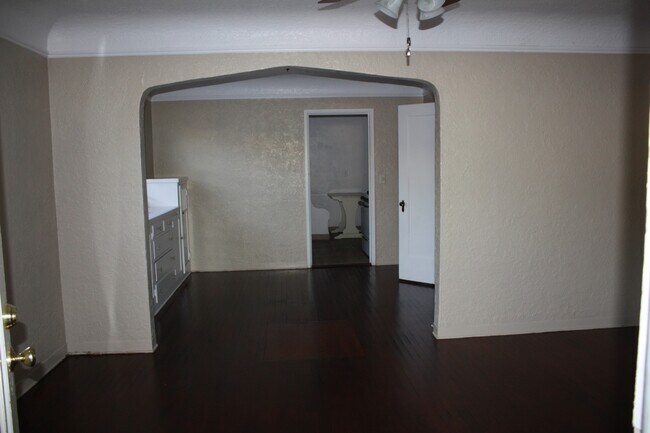 Building Photo - 608 S. COURT  1 BEDROOM 1 BATHROOM DUPLEX ...