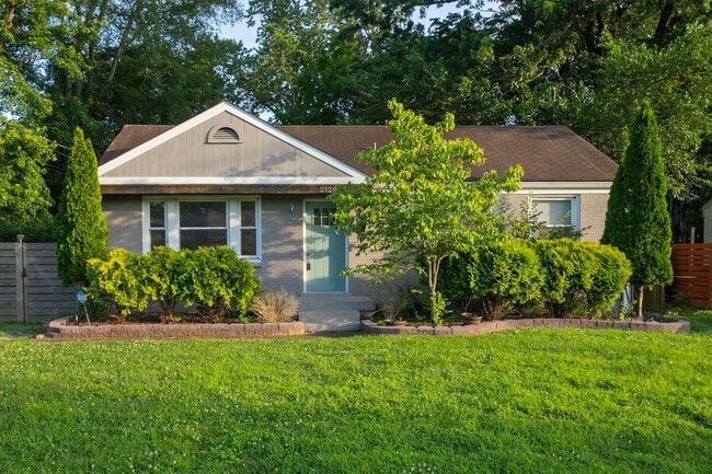 Building Photo - Charming Nashville Home!