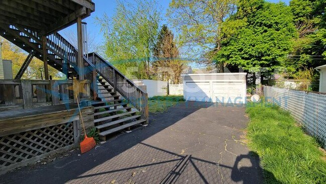 Foto del edificio - 1301 Lakeland Ave