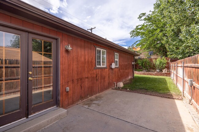 Building Photo - Charming 3 Bed, 2 Bath Home in Farmington,...