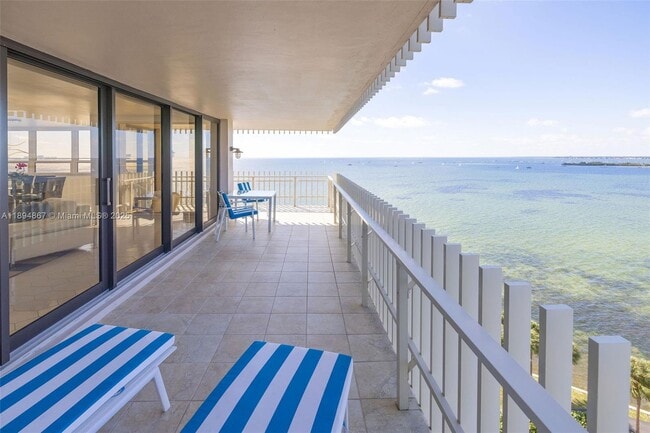 Foto del edificio - 1 Grove Isle Dr