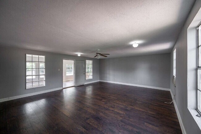 Foto del edificio - Rare Horse-Ready Property in Manvel