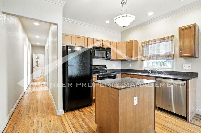 Building Photo - Cozy Half Duplex with Garage and Central A...