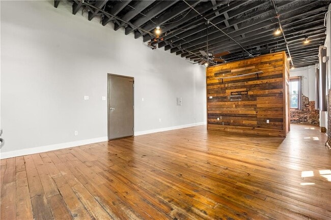 Building Photo - 558 St Francis St