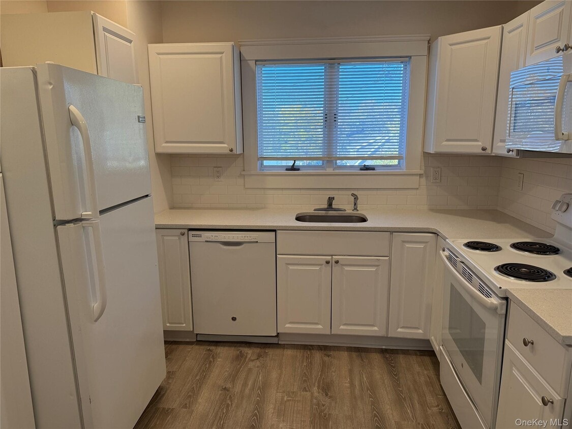 Primary Photo - 593 Main St