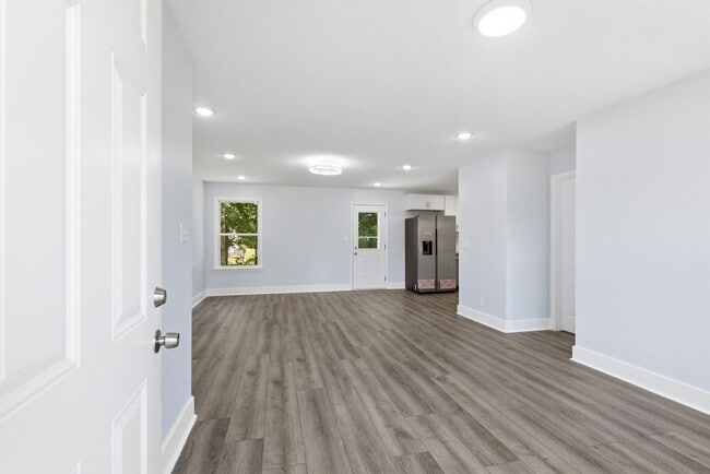 Building Photo - Fully Renovated and Move-In Ready Rental!