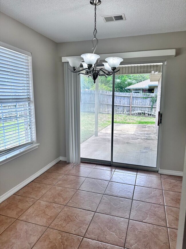 Building Photo - Adorable, Centrally located 3B/2B Home ava...