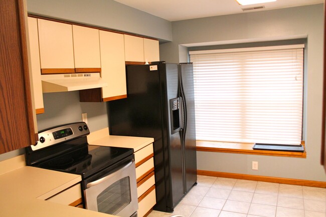 Building Photo - 2BR/2.5BA Townhouse in Great Neck!