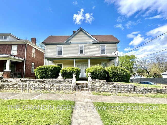 Building Photo - 642 Elm Ave SE
