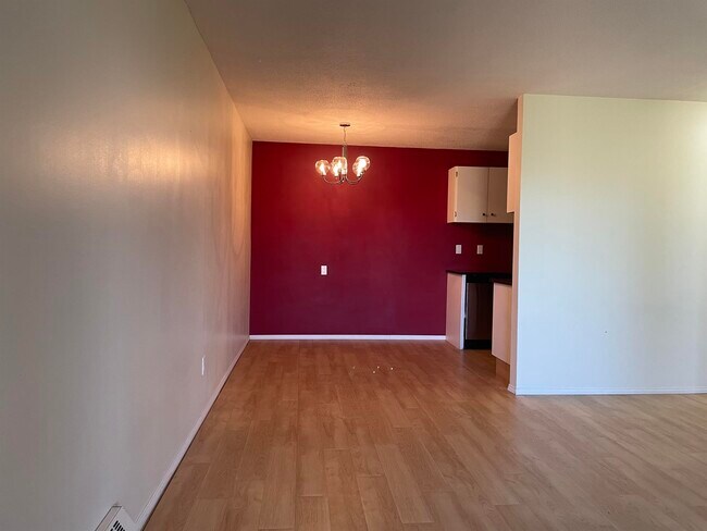 Building Photo - 2 Bed 1 Bath Unit in Olds, AB