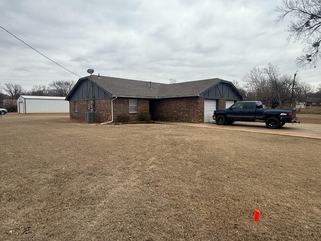 Building Photo - 313 W Pine Ave