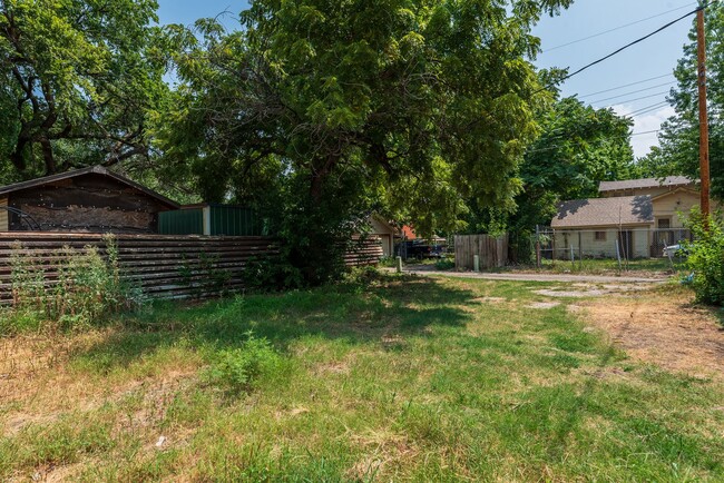 Foto del edificio - N Waco Ave Duplex