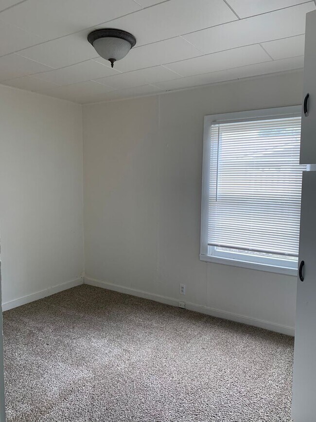 Foto del edificio - 2 Bedroom ~ 1 bath Cottage near Campus in serene setting