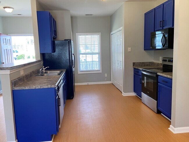 Building Photo - Newly Updated Townhome in Convenient Ralei...