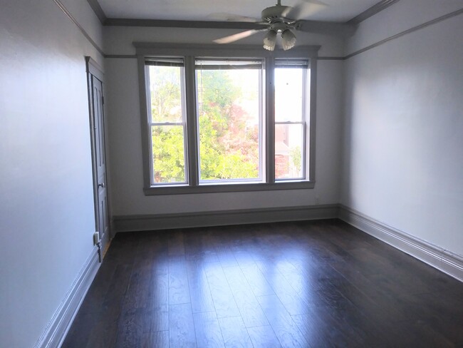 Living room - 1943 W Oakdale Ave