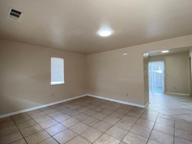 Building Photo - Spacious, 3 Bed, 2 Bath Townhouse