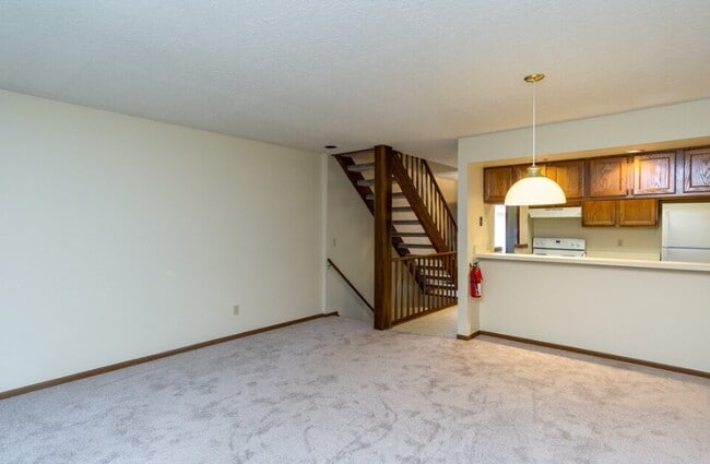 Building Photo - 2470 Wrens Dr S