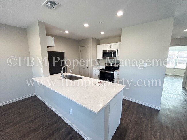 Foto del edificio - Hidden Creek Townhomes, Unit 611 - Downstairs 2 Bedroom, 2 Bathroom Home in Ennis, TX