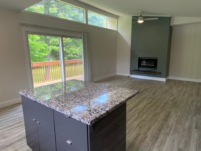 Foto del edificio - 229 Bacon Pond Rd