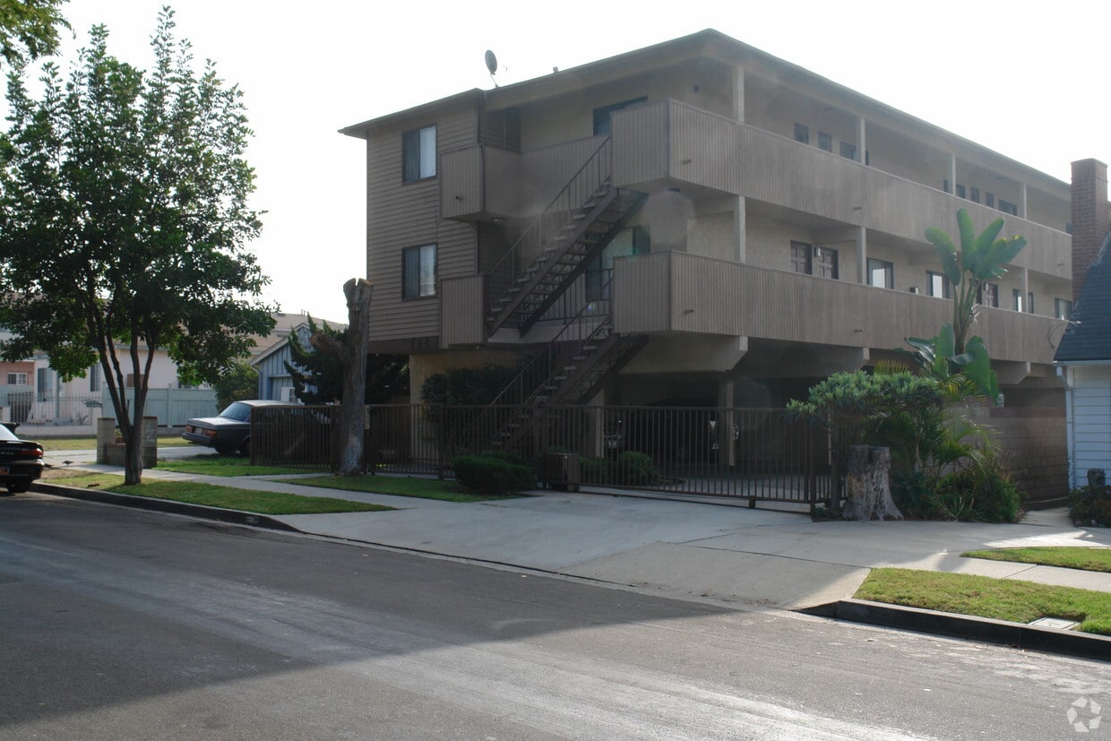 Building Photo - 734 Venice Way