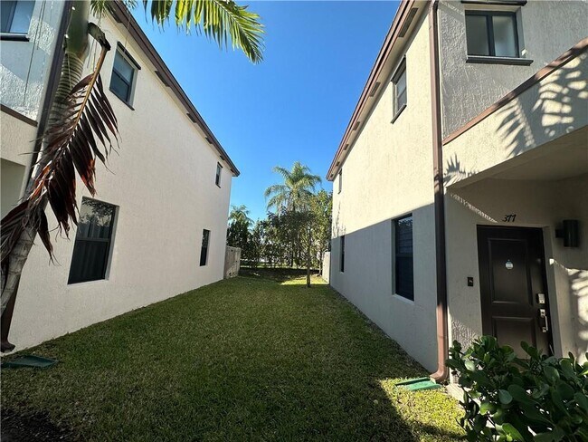 Foto del edificio - Northeast 208th Terrace, Miami, FL 33179 - 3 BR 3 BA townhouse