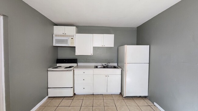 Building Photo - 1120-1122 W Austin St