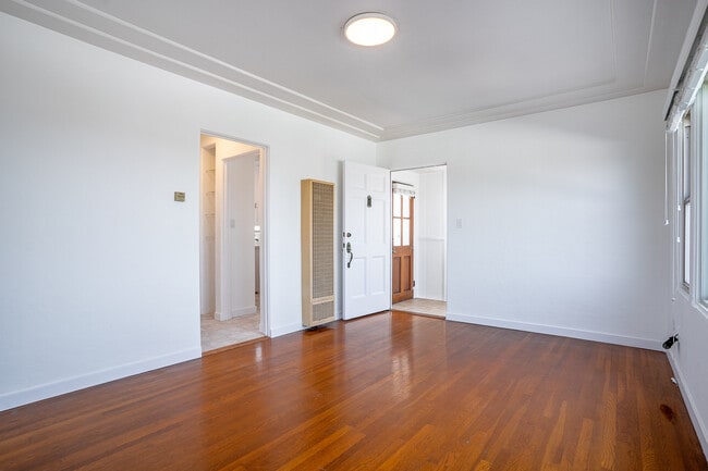 Building Photo - 1631 Linwood St