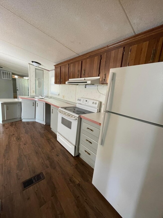 Building Photo - 112 Peddy St