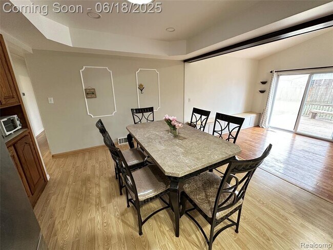 Building Photo - 2759 Saratoga Dr
