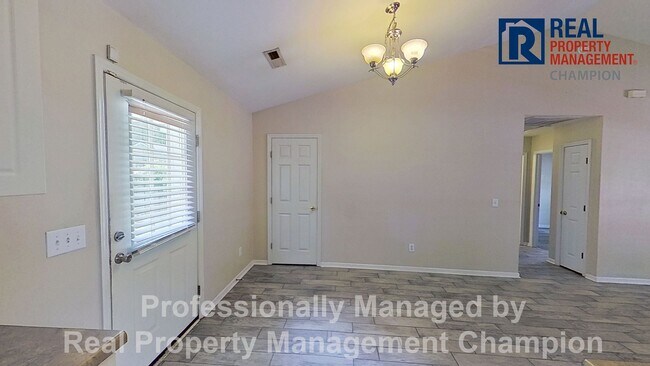 Foto del edificio - 3 BD/2BA Home with Fenced Back Yard in Azalea Trace - Students Welcome